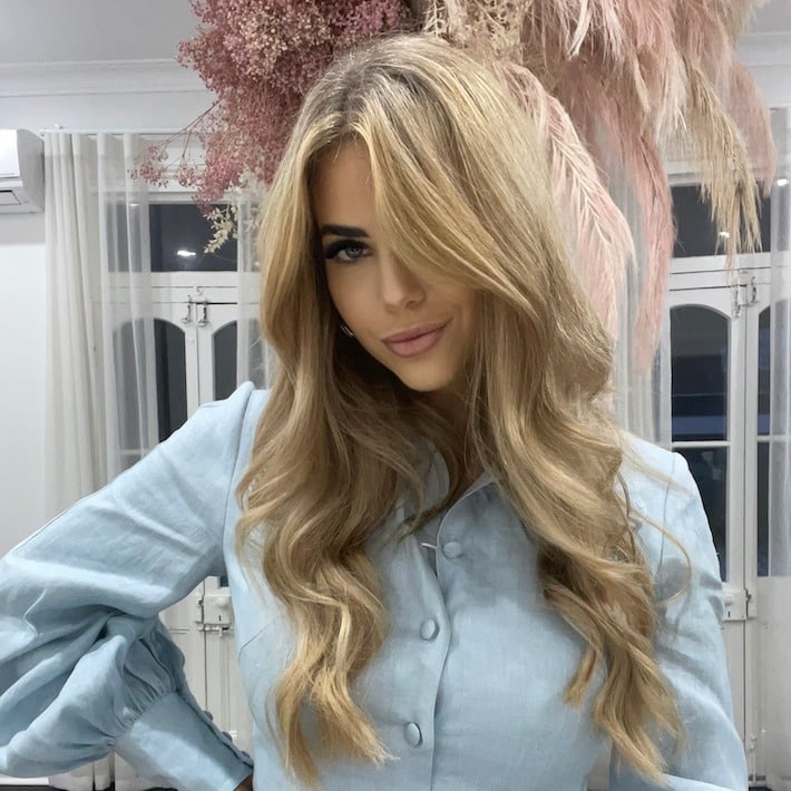 Prepare your hair for hair extensions, model 01-1, EH Hair Extensions